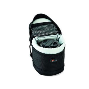 lowepro_lens_case_7x8_001 Avattu musta Lowepro Lens Case 7 x 8cm paljastaa kameran objektiivin ja sen suojuksen sisältä. Kotelossa on vetoketjullinen aukko ja verkkotasku kannen sisäpuolella.
