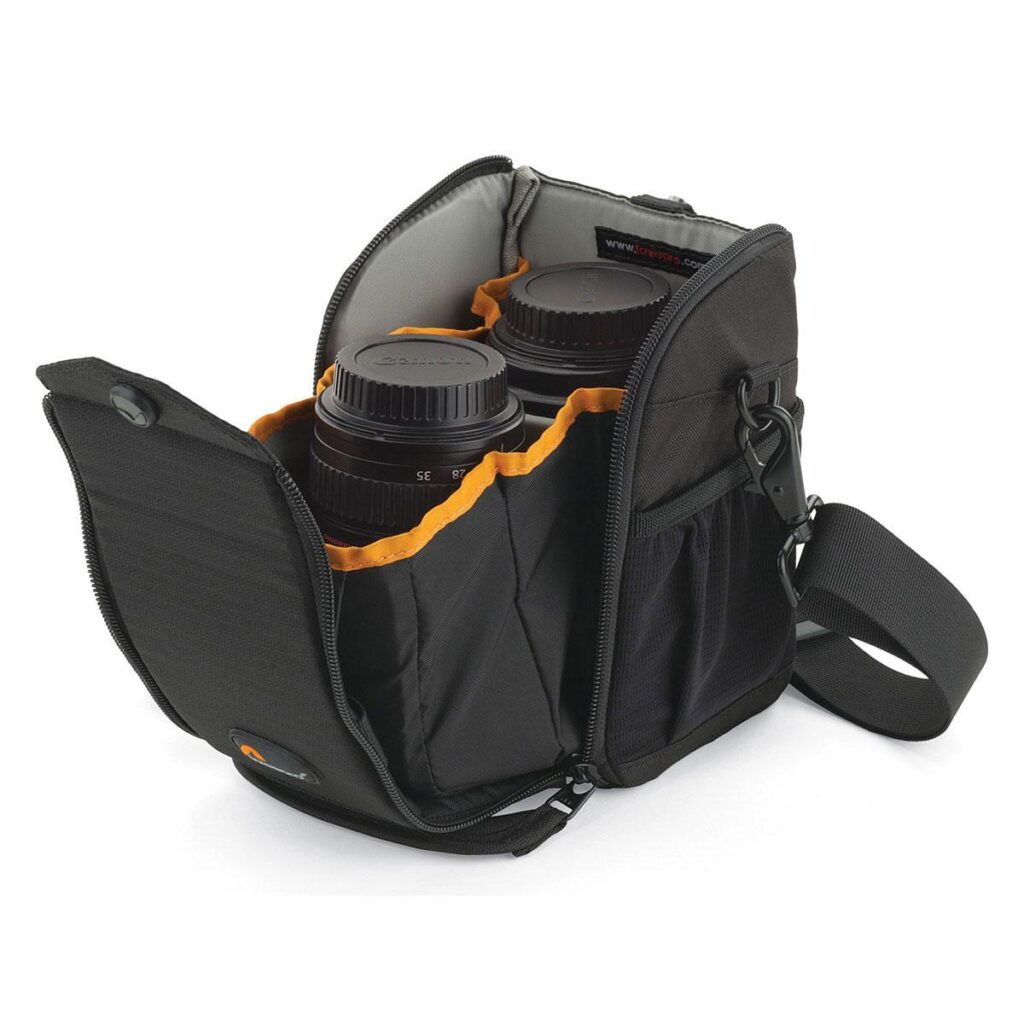 lowepro_snf_lens_exchange_case_100_aw_001 Lowepro S&F Lens Exchange Case 100 AW mustassa, oranssilla vuorauksella varustetussa Lowepro S&F Lens Exchange Case 100 AW -kotelossa on kaksi pystyasennossa olevaa kameran objektiivia. Siinä on olkahihna ja sivutasku.