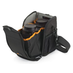 lowepro_snf_lens_exchange_case_100_aw_001 Lowepro S&F Lens Exchange Case 100 AW mustassa, oranssilla vuorauksella varustetussa Lowepro S&F Lens Exchange Case 100 AW -kotelossa on kaksi pystyasennossa olevaa kameran objektiivia. Siinä on olkahihna ja sivutasku.