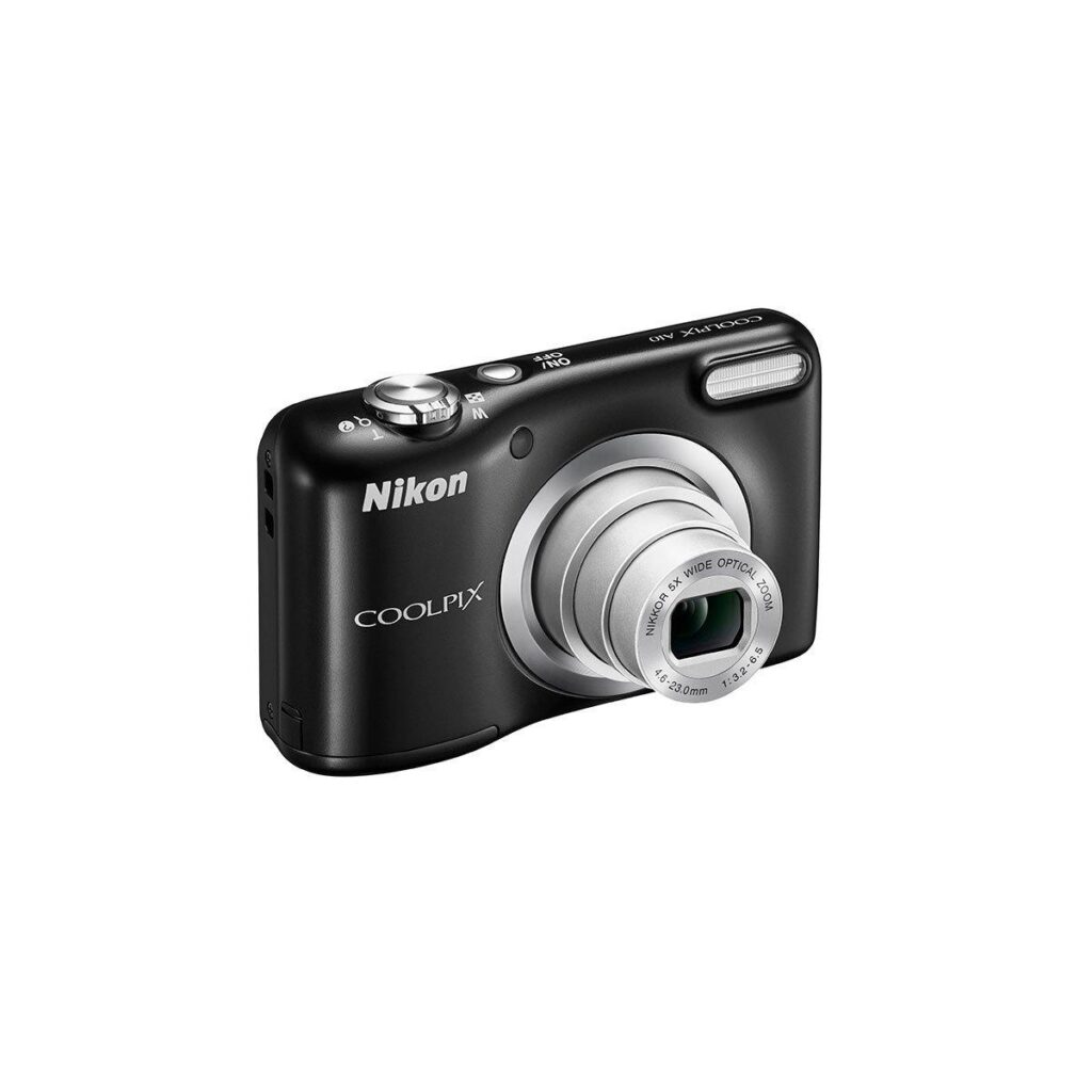 nikon_a10_5 Nikon A10 - musta digitaalikamera, jonka objektiivi on ulosvedetty, kuvattuna kulmassa valkoisella taustalla. Kamerassa on salama ja useita painikkeita yläosassa.
