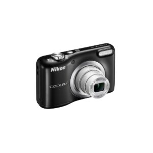 nikon_a10_5 Nikon A10 - musta digitaalikamera, jonka objektiivi on ulosvedetty, kuvattuna kulmassa valkoisella taustalla. Kamerassa on salama ja useita painikkeita yläosassa.