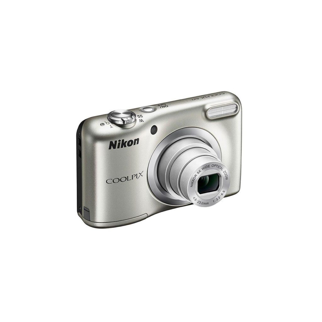 nikon_a10_silver_6 Hopeanvärinen Nikon A10 - Hopea -digitaalikompaktikamera, jonka objektiivi on ulosvedetty, valkoista taustaa vasten.