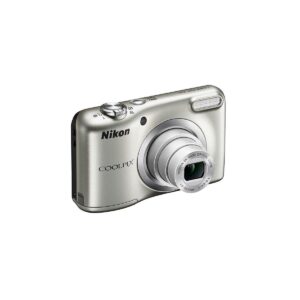 nikon_a10_silver_6 Hopeanvärinen Nikon A10 - Hopea -digitaalikompaktikamera, jonka objektiivi on ulosvedetty, valkoista taustaa vasten.