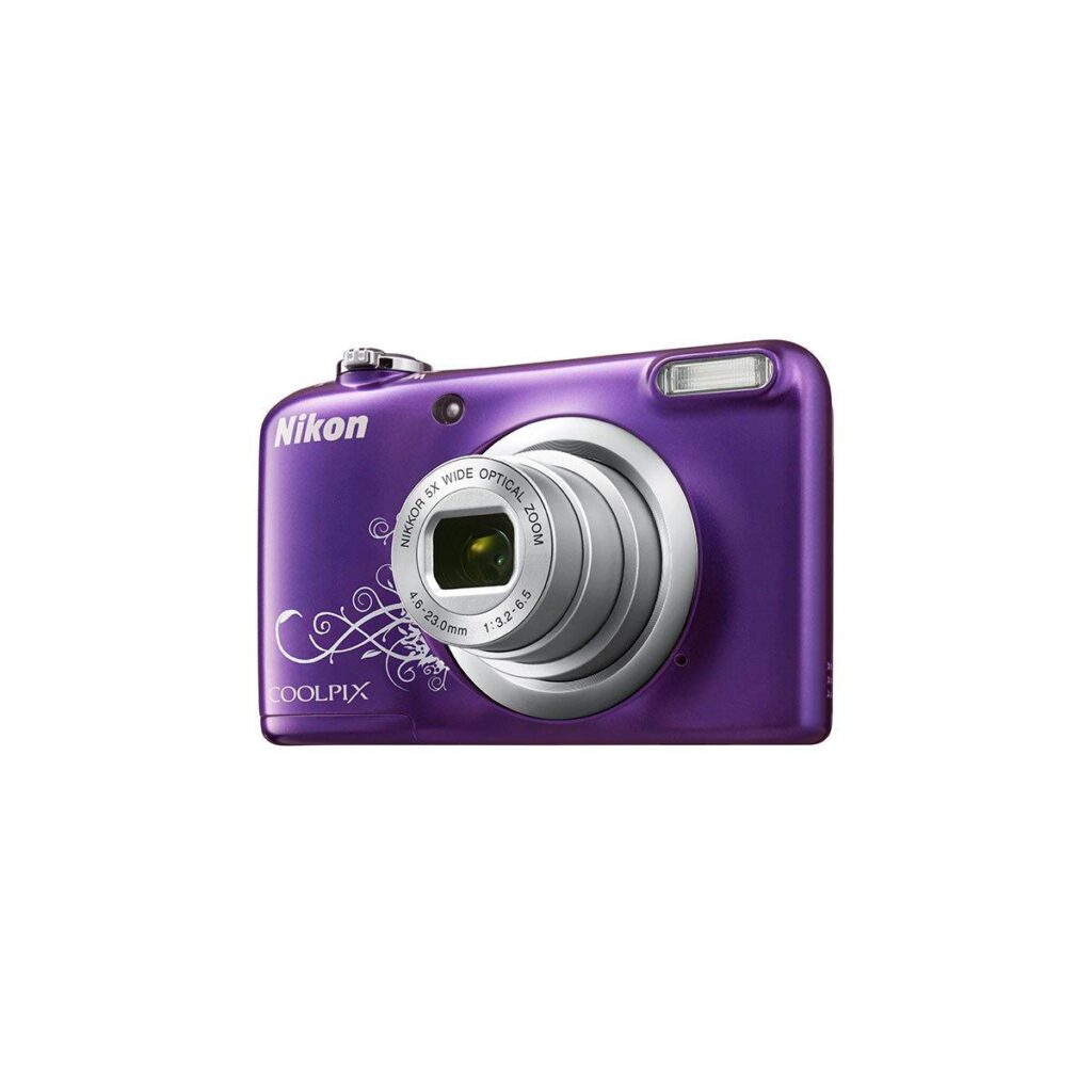 nikon_a10_violet_4 Nikon A10 - Violetti koristeilla varustettu digikamera, jossa on hopeinen objektiivi ja koristeelliset aksentit, kuvattu tavallista valkoista taustaa vasten.