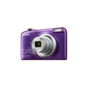 nikon_a10_violet_4 Nikon A10 - Violetti koristeilla varustettu digikamera, jossa on hopeinen objektiivi ja koristeelliset aksentit, kuvattu tavallista valkoista taustaa vasten.