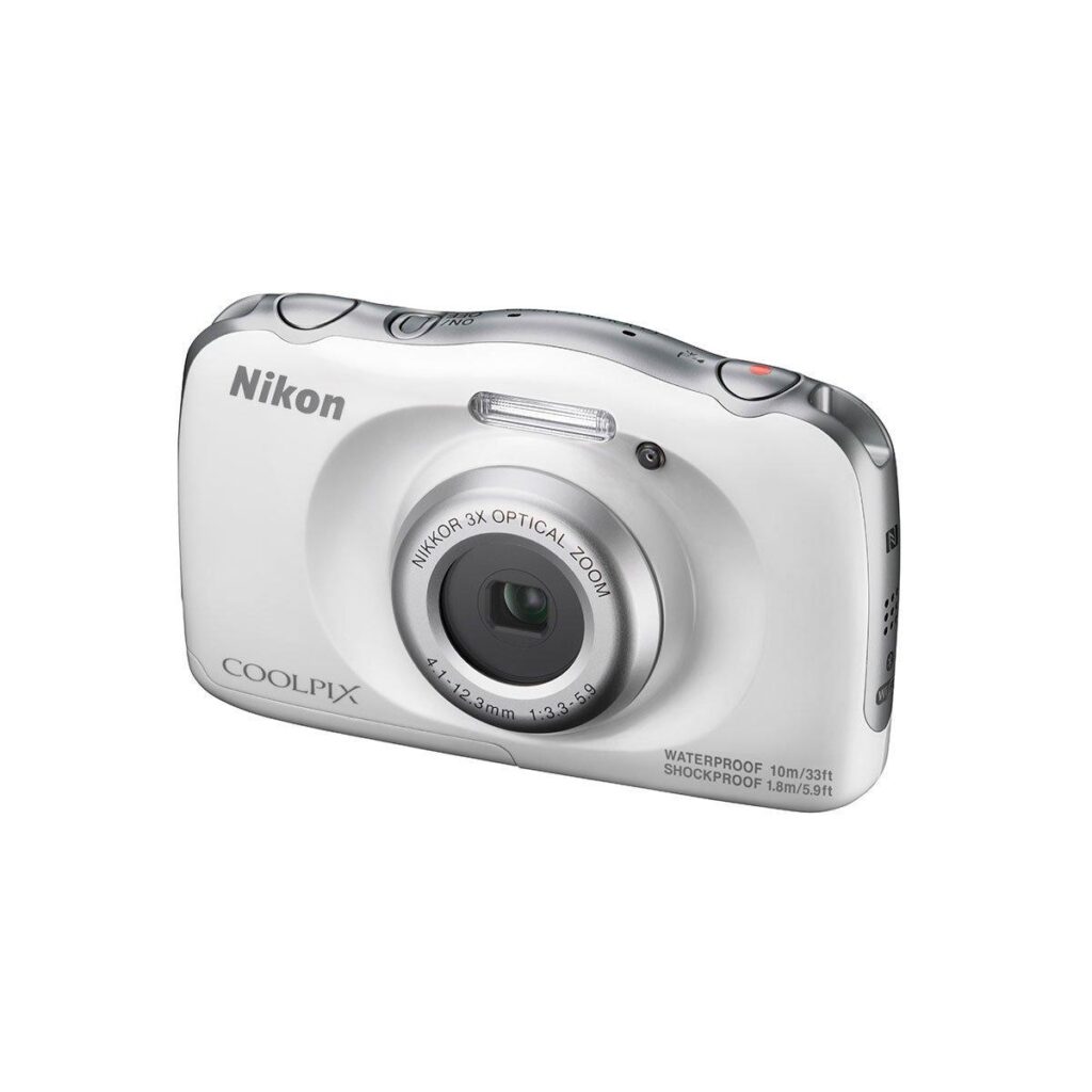 nikon_w100_silver7 Nikon W100 - valkoinen digitaalikamera, jossa on 3-kertainen optinen zoom, vedenkestävä ja iskunkestävä rakenne, on kuvattuna kolmivartalokulmassa tavallisella valkoisella pohjalla.