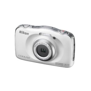 nikon_w100_silver7 Nikon W100 - valkoinen digitaalikamera, jossa on 3-kertainen optinen zoom, vedenkestävä ja iskunkestävä rakenne, on kuvattuna kolmivartalokulmassa tavallisella valkoisella pohjalla.
