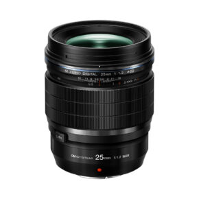 Musta OM System M.Zuiko Digital ED 25mm f/1.2 PRO -objektiivi seisoo pystyasennossa valkoisella taustalla, ja sen tynnyrissä on yksityiskohtaiset tarkennus- ja aukkomerkinnät.