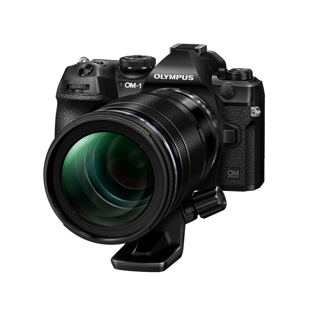 om_40-150mm_03 Musta OM System M.Zuiko Digital ED 40-150mm f/2.8 PRO -objektiivi kameran ja jalustakiinnikkeen kanssa valkoisella taustalla; sisältää 200€ Cashback-tarjouksen.