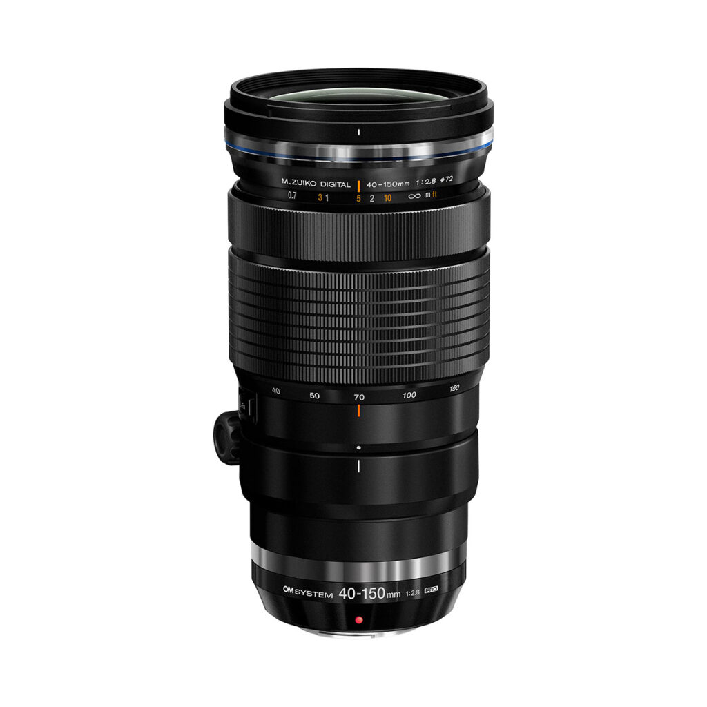 om_40-150mm_04 Musta OM System M.Zuiko Digital ED 40-150mm f/2.8 PRO -objektiivi (200€ käteispalautus) seisoo pystyasennossa valkoisella taustalla, ja siinä näkyvät zoomaus- ja tarkennusrenkaat, objektiivin merkinnät, jalustakiinnitys ja tuotemerkki.