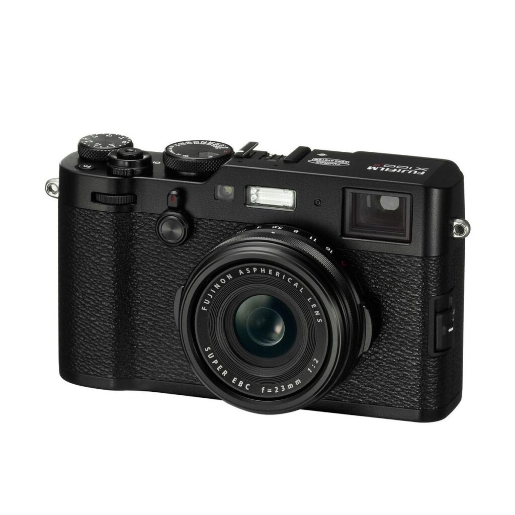 x100f_black_1 Fujifilm X100F - Musta on musta digitaalikamera, jossa on manuaaliset säätimet, 23 mm:n objektiivi ja kuvioitu kahva, kuvassa hieman oikealle kallistettuna valkoisella taustalla.