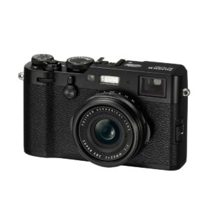 x100f_black_1 Fujifilm X100F - Musta on musta digitaalikamera, jossa on manuaaliset säätimet, 23 mm:n objektiivi ja kuvioitu kahva, kuvassa hieman oikealle kallistettuna valkoisella taustalla.