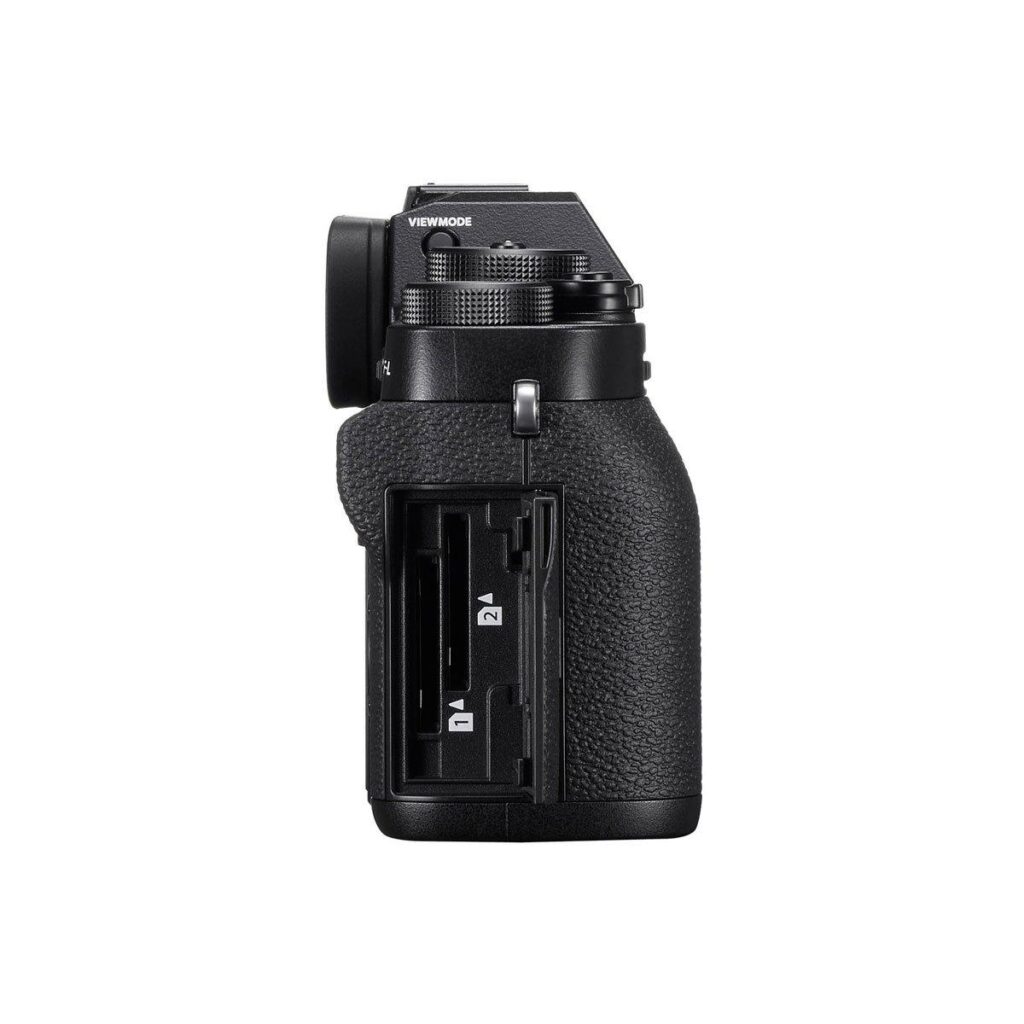 xt2_1 Mustan Fujifilm X-T2 -digitaalikameran sivusta kuvattu muistikorttipaikan luukku on auki, jolloin sen sisältä paljastuu kaksi SD-korttipaikkaa. Kamerassa on kuvioitu kahva ja ylhäällä näkyvä etsin.