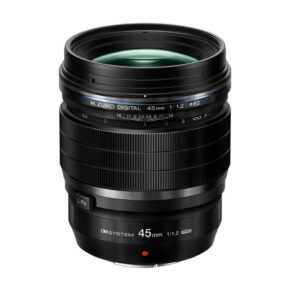 Musta OM System M.Zuiko Digital ED 45mm f/1.2 PRO -objektiivi on kuvassa pystyssä, ja siinä on yksityiskohtaiset tarkennusrenkaat ja aukkorenkaat sekä polttoväli- ja aukkoasetuksia osoittavat merkinnät.