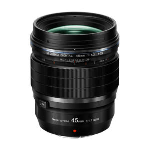 om_45mm_pro_02 Musta OM System M.Zuiko Digital ED 45mm f/1.2 PRO -objektiivi on kuvassa pystyssä, ja siinä on yksityiskohtaiset tarkennusrenkaat ja aukkorenkaat sekä polttoväli- ja aukkoasetuksia osoittavat merkinnät.