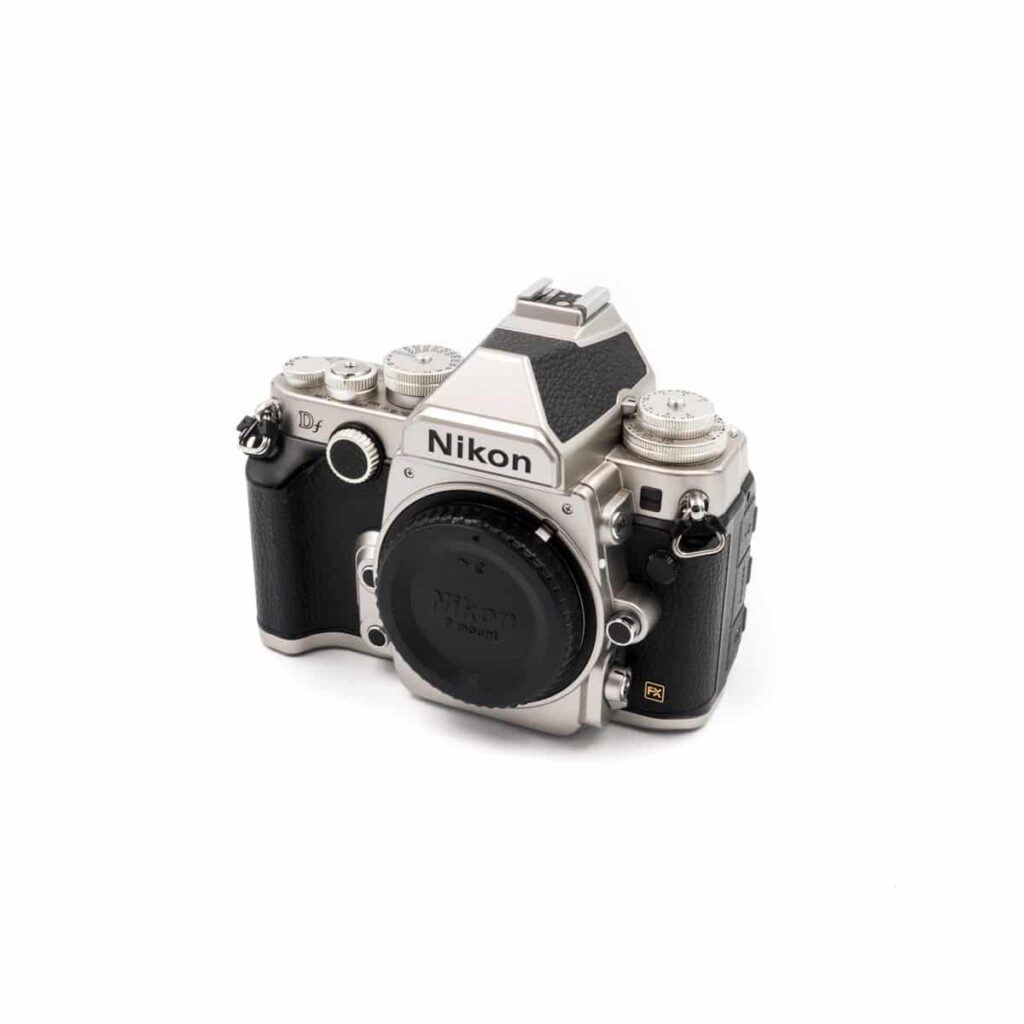Nikon Df + Akkukahva + Gariz puolikotelo (Shuttercount 11700) – Käytetty Nikon Df + Akkukahva + Gariz puolikotelo (Shuttercount 11700) – Käytetty