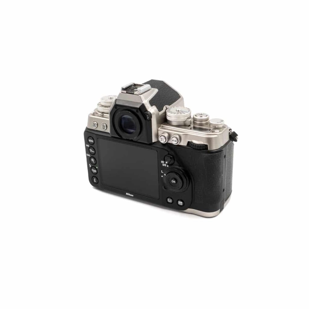 Nikon Df + Akkukahva + Gariz puolikotelo (Shuttercount 11700) – Käytetty Nikon Df + Akkukahva + Gariz puolikotelo (Shuttercount 11700) – Käytetty