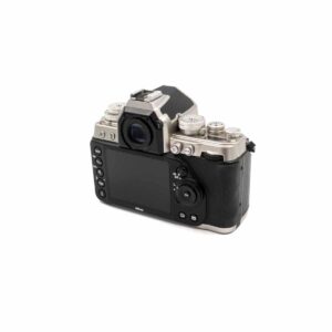 Nikon Df + Akkukahva + Gariz puolikotelo (Shuttercount 11700) – Käytetty Nikon Df + Akkukahva + Gariz puolikotelo (Shuttercount 11700) – Käytetty