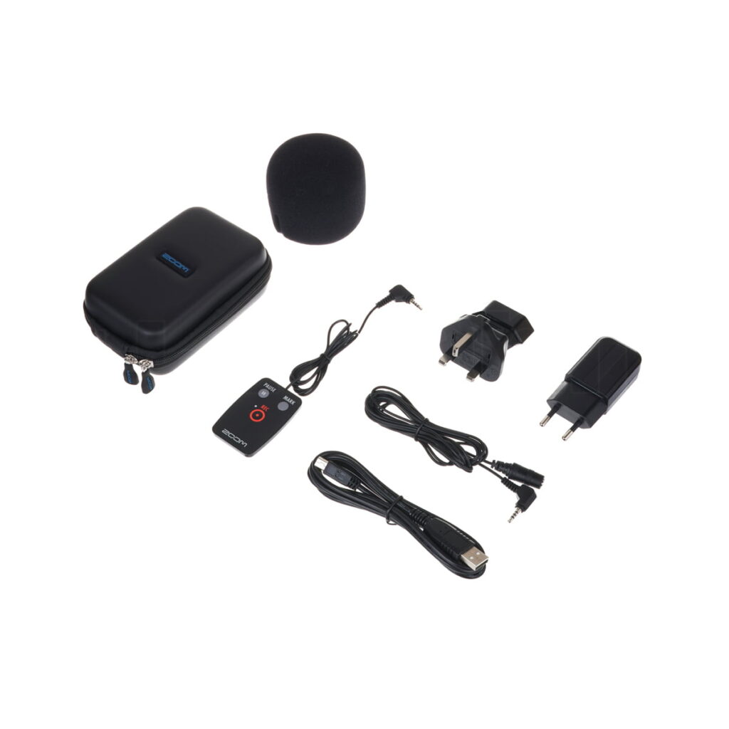 Zoom_H2n_APH2n Zoom APH2n varustepaketti H2n:lle sisältää mustan vetoketjullisen kotelon, vaahtomuovisen tuulisuojan, kaukosäätimen, USB-kaapelin, 3,5 mm:n äänikaapelin ja kaksi sovitinta - kaikki kuvassa valkoisella pohjalla.
