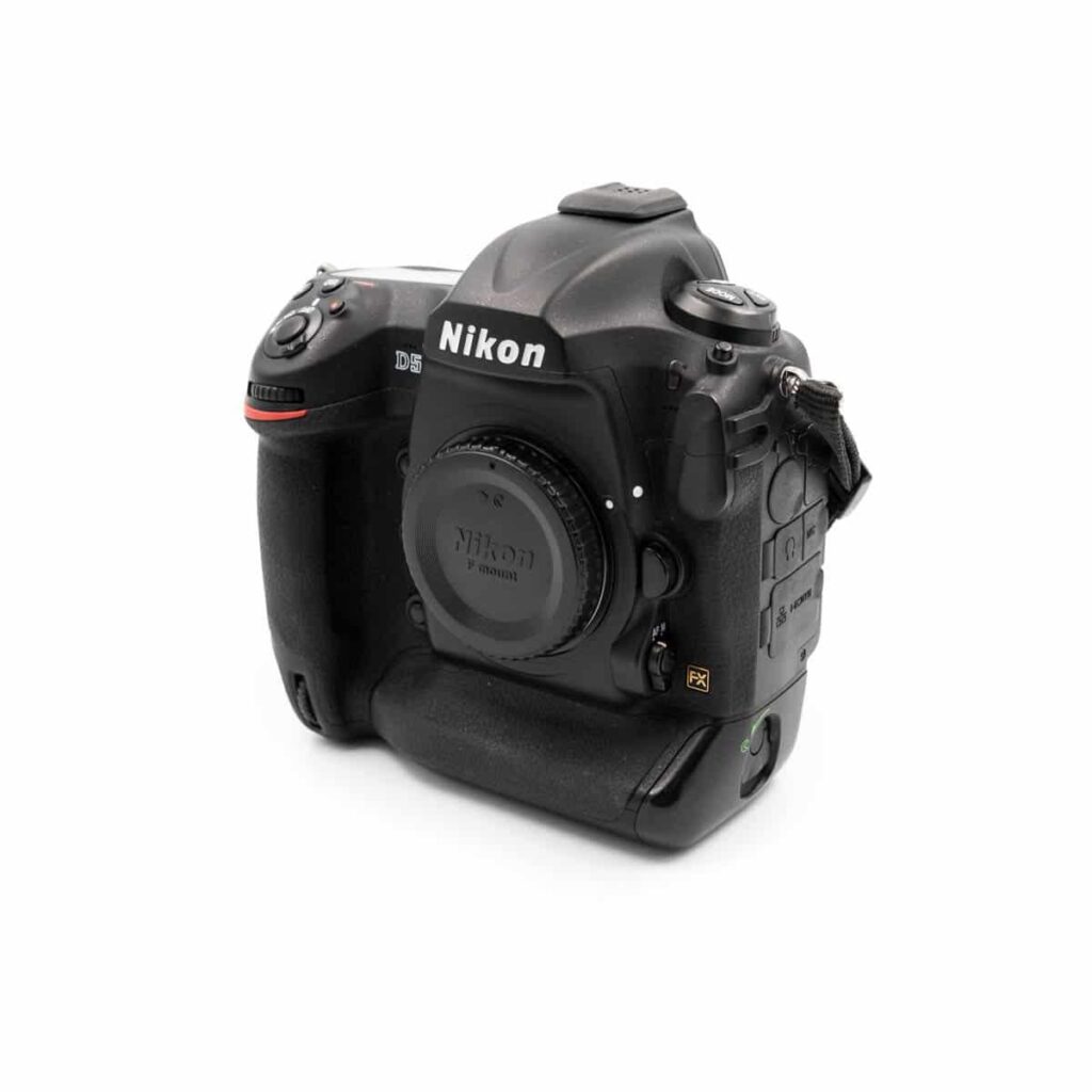 Nikon D5 (Shuttercount 74000) + EN-EL18a + Lexar 32gb XQD kortti – Käytetty Nikon D5 (Shuttercount 74000) + EN-EL18a + Lexar 32gb XQD kortti – Käytetty