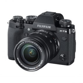 Fujifilm X-T3 + Fujinon 18-55mm f/2.8-4 OIS + VG-XT3 – Musta