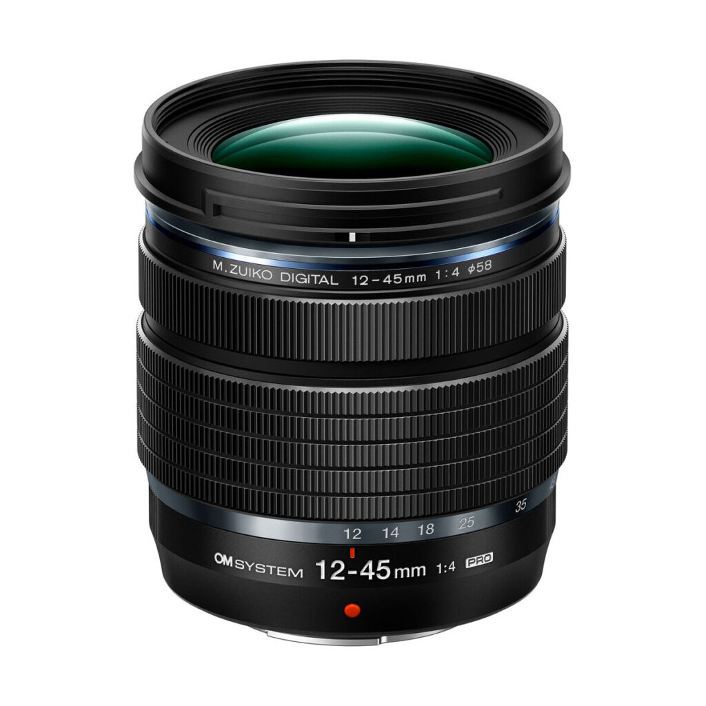 om_system_12-45mm_f4_pro Musta OM System M.zuiko Digital 12-45mm f/4 Pro -objektiivi -objektiivi, jossa on kuvioitu kahva, sininen aksenttirengas ja selkeä valkoinen ja oranssi merkintä valkoisella pohjalla.