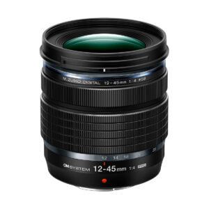 om_system_12-45mm_f4_pro Musta OM System M.zuiko Digital 12-45mm f/4 Pro -objektiivi -objektiivi, jossa on kuvioitu kahva, sininen aksenttirengas ja selkeä valkoinen ja oranssi merkintä valkoisella pohjalla.