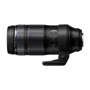 om_100-400mm OM System M.Zuiko Digital ED 100-400mm f/5-6.3 IS -objektiivi on musta telekameraobjektiivi, jossa on jalustan kaulus, zoomaus- ja tarkennusrenkaat sekä säätökytkimet valkoisella pohjalla.