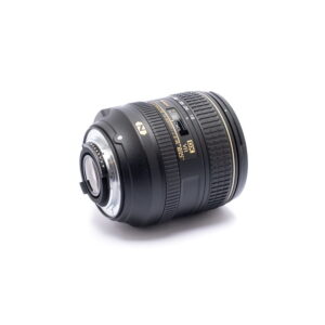 Nikon Z6 II (Kunto K5, Takuuta 22kk, Shuttercount 1100) - Käytetty on kuvattu kyljellään valkoista taustaa vasten, jolloin metallinen kiinnitys ja säätökytkimet korostuvat.