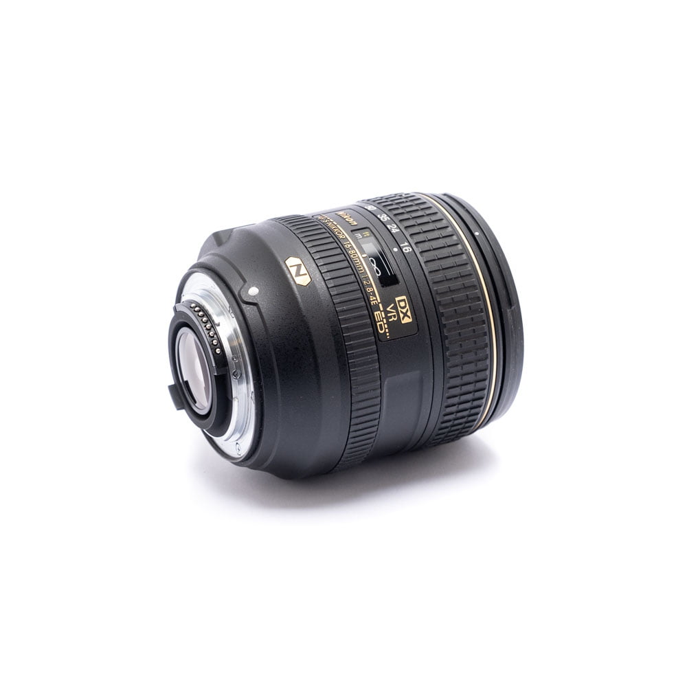 Nikon Z6 II (Kunto K5, Takuuta 22kk, Shuttercount 1100) - Käytetty on kuvattu kyljellään valkoista taustaa vasten, jolloin metallinen kiinnitys ja säätökytkimet korostuvat.