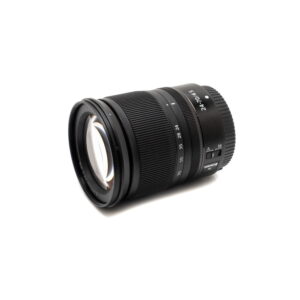Nikon Z6 II (Kunto K5, Takuuta 22kk, Shuttercount 1100) - Käytetty kamerarunko, esitetty mustana yksityiskohtaisine säätimineen ja ominaisuuksineen, eristettynä valkoiselle taustalle.