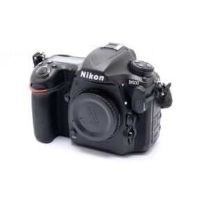 Nikon Z6 II (Kunto K5, Takuuta 22kk, Shuttercount 1100) - Käytetty kameran runko, johon on kiinnitetty runkokorkki, edestä katsottuna valkoisella taustalla.