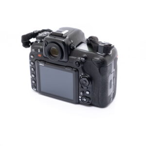 Nikon Z6 II (Kunto K5, Takuuta 22kk, Shuttercount 1100) - Käytetty on esitetty takaa, ja siinä näkyvät LCD-näyttö, etsin, ohjauspainikkeet, kuvioitu kahva ja osittain näkyvä kamerahihna.