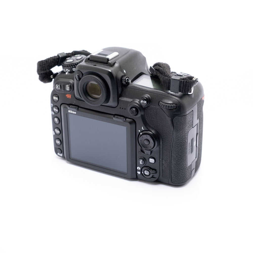 Nikon Z6 II (Kunto K5, Takuuta 22kk, Shuttercount 1100) - Käytetty on esitetty takaa, ja siinä näkyvät LCD-näyttö, etsin, ohjauspainikkeet, kuvioitu kahva ja osittain näkyvä kamerahihna.