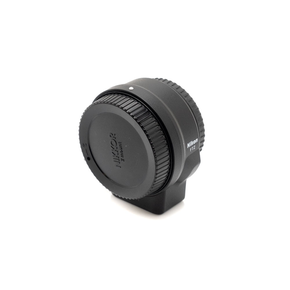 Nikon Z6 II (Kunto K5, Takuuta 22kk, Shuttercount 1100) - Käytetty kamerarunko on kuvattu kulmassa valkoisella pohjalla, ja sivussa näkyy merkin ja mallin tiedot.