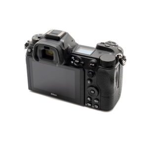 Nikon Z6 II (Kunto K5, Takuuta 22kk, suljinlukema 1100) - Käytetty on esitetty takaa, jolloin LCD-näyttö, ohjauspainikkeet ja etsin korostuvat valkoista taustaa vasten.