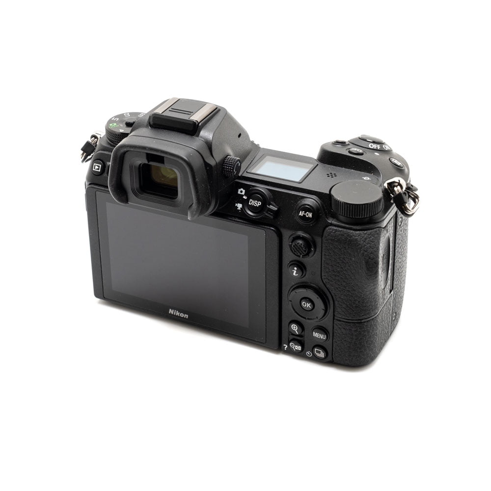 Nikon Z6 II (Kunto K5, Takuuta 22kk, suljinlukema 1100) - Käytetty on esitetty takaa, jolloin LCD-näyttö, ohjauspainikkeet ja etsin korostuvat valkoista taustaa vasten.