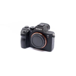 Nikon Z6 II (Kunto K5, Takuuta 22kk, Shuttercount 1100) - Käytetty kamera linssinsuojuksella, kuvakulmalla valkoisella taustalla.