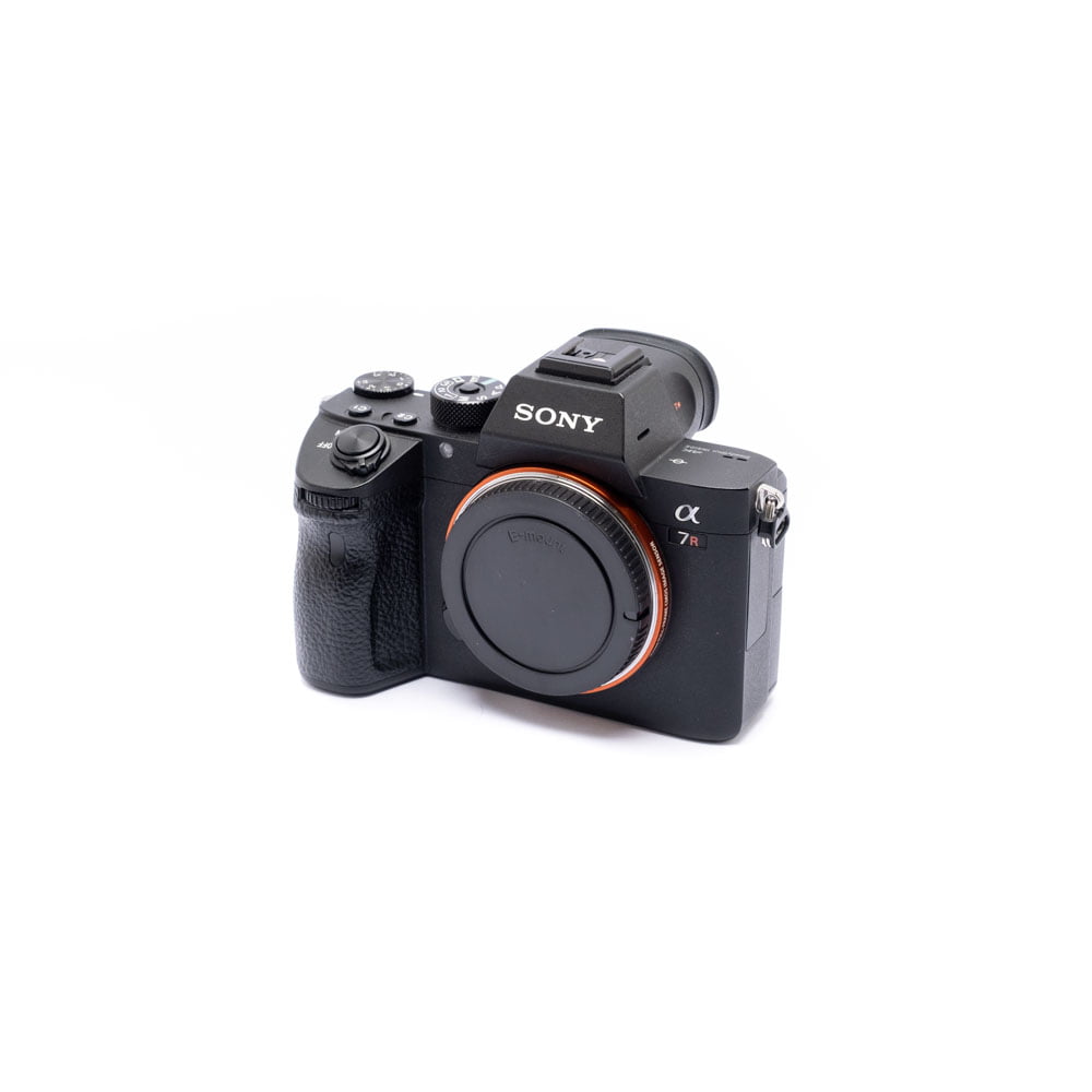 Nikon Z6 II (Kunto K5, Takuuta 22kk, Shuttercount 1100) - Käytetty kamera linssinsuojuksella, kuvakulmalla valkoisella taustalla.