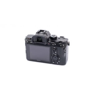 Nikon Z6 II (Kunto K5, Takuuta 22kk, Shuttercount 1100) - Käytetty mustan värinen digitaalikamera, joka on esitetty takaa suurella näytöllä, painikkeilla, valitsimilla ja elektronisella etsimellä valkoista taustaa vasten.