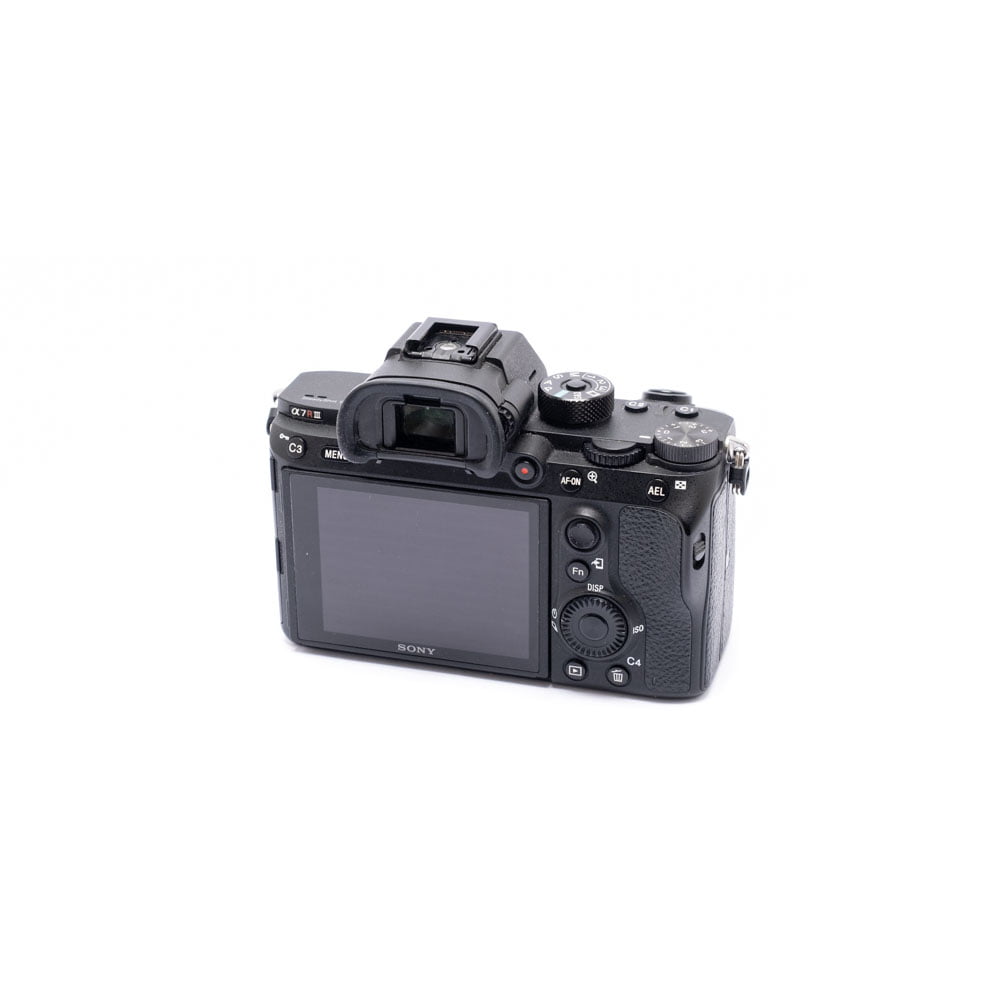 Nikon Z6 II (Kunto K5, Takuuta 22kk, Shuttercount 1100) - Käytetty mustan värinen digitaalikamera, joka on esitetty takaa suurella näytöllä, painikkeilla, valitsimilla ja elektronisella etsimellä valkoista taustaa vasten.
