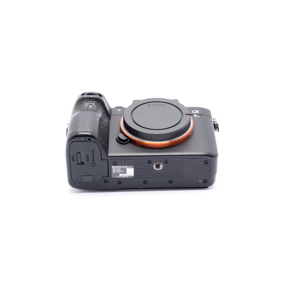 Nikon Z6 II (Kunto K5, Takuuta 22kk, Shuttercount 1100) - Käytetty runko alhaalta kuvattuna, jossa näkyy akkulokero, jalustakiinnitys ja muistikorttipaikka. Objektiivia ei ole kiinnitetty; rungon suojus peittää objektiivin kiinnityksen.