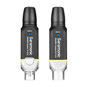 Saramonic_Blink_800_B2_5_8GHz_Wireless_XLR_System_003 Kaksi mustaa ja hopeaa Saramonic Blink 500 Pro B2 -langatonta mikrofonilähetintä, TX-XLR ja RX-XLR, seisovat pystyssä vierekkäin valkoisella pohjalla.