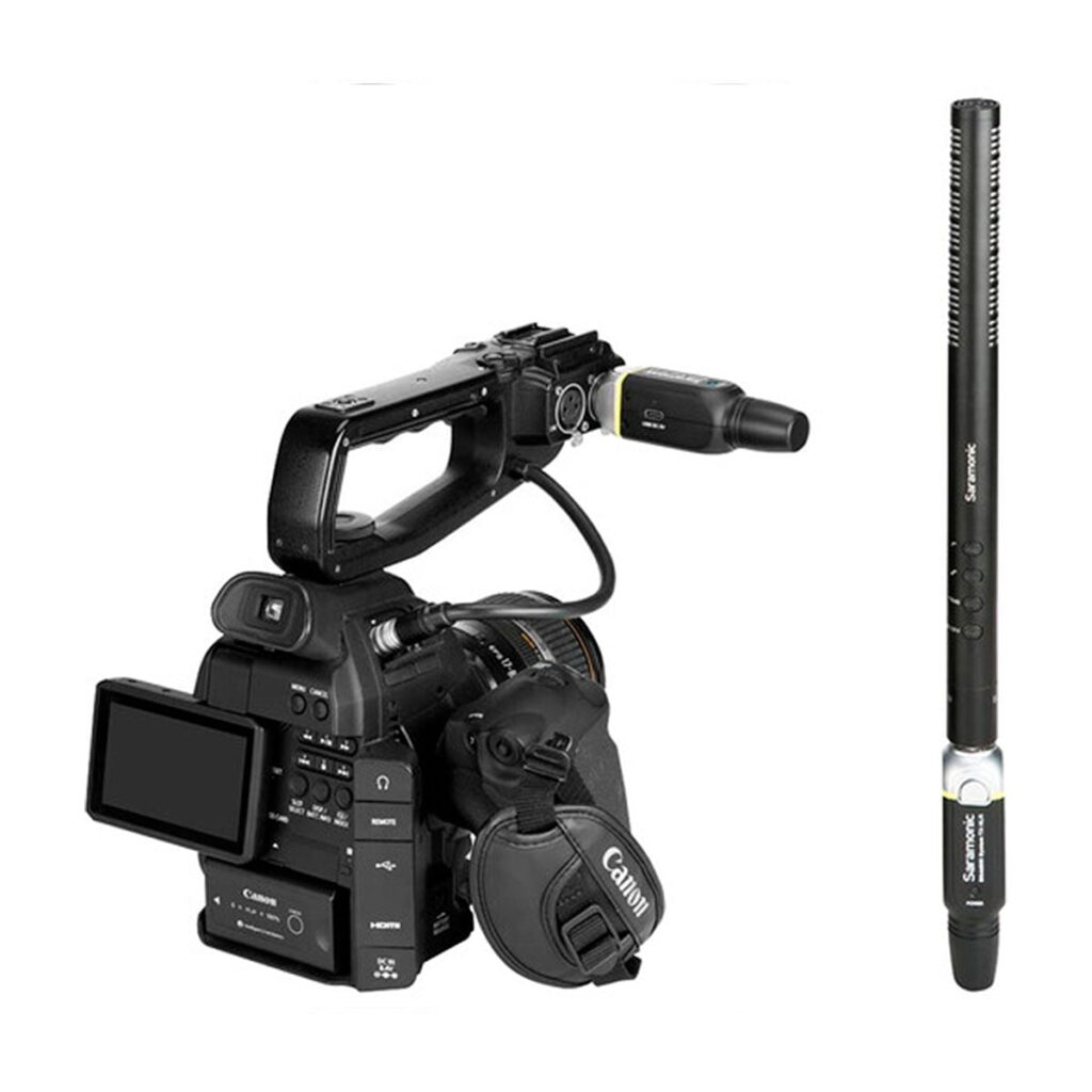 Saramonic_Blink_800_B2_5_8GHz_Wireless_XLR_System_004 Canonin ammattikäyttöön tarkoitettu videokamera, johon on kiinnitetty haulikkomikrofoni ja erillinen pystysuora Saramonic-haulikkomikrofoni, sijaitsee valkoisella taustalla - ihanteellinen käytettäväksi Saramonic Blink 500 Pro B2 -langattomien järjestelmien kanssa.