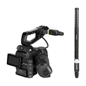 Saramonic_Blink_800_B2_5_8GHz_Wireless_XLR_System_004 Canonin ammattikäyttöön tarkoitettu videokamera, johon on kiinnitetty haulikkomikrofoni ja erillinen pystysuora Saramonic-haulikkomikrofoni, sijaitsee valkoisella taustalla - ihanteellinen käytettäväksi Saramonic Blink 500 Pro B2 -langattomien järjestelmien kanssa.