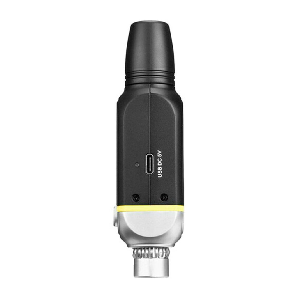 Saramonic_Blink_800_B2_5_8GHz_Wireless_XLR_System_007 Saramonic Blink 500 Pro B2 -käsilaitteen lähikuvassa näkyy sen musta runko, keltainen korostusviiva ja hopeinen pää. Sivussa näkyy USB Type-C -portti ja "USB DC 5V" -merkintä.