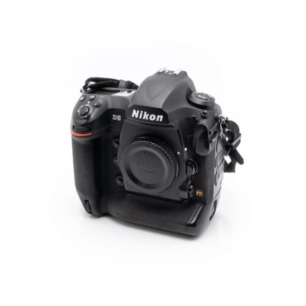 Nikon D5 (Shuttercount 0, Takuu 6kk) – Käytetty
