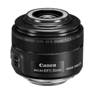 Canon_EF-S_35mm_f_2_8_Macro_IS_STM_001 Canon EF-S 35mm f/2.8 Macro IS STM -objektiivi näytetään kuvakulmasta, ja sen yksityiskohtainen tynnyri, tuotemerkki, tarkennuskytkin ja tekniset tiedot korostuvat.