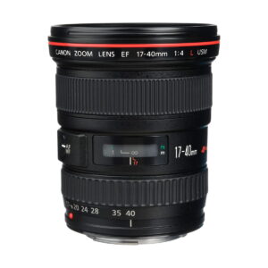 Canon EF 17-40mm f/4 L USM -objektiivi, jossa on punainen rengas, tarkennusrengas ja zoomausrengas, etäisyysasteikko ja AF/MF-kytkin, seisoo pystyssä valkoista taustaa vasten.