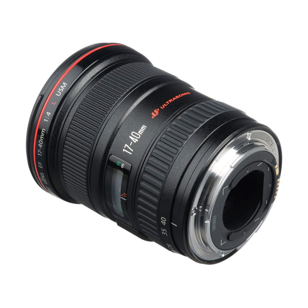 Canon EF 17-40mm f/4 L USM -objektiivi on kuvattu valkoisella taustalla, ja se on taivutettu korostamaan objektiivin lasia, zoomausmerkintöjä ja metallista kiinnitysrengasta.
